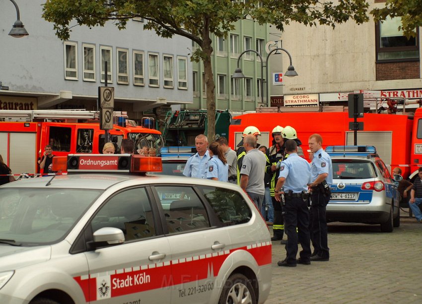 2 Denkmalkletterer hielten Feuerwehr und Polizei in Trapp Koeln Heumarkt P148.JPG